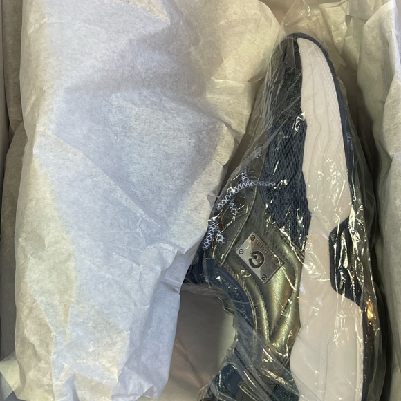 Beautiful Designer GBG Los Angeles Athletic Shoe -Women - Picture 9 of 9